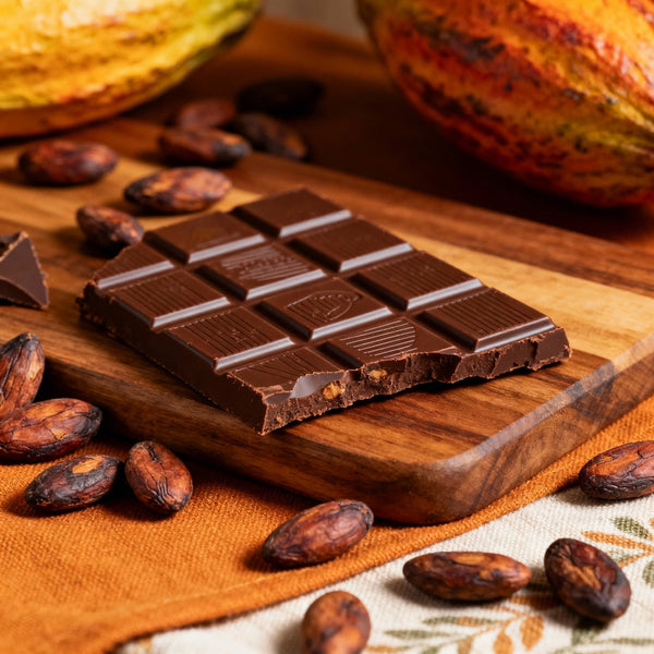 drei verschiedene Tafel Schokolade auf einem Holzbrett