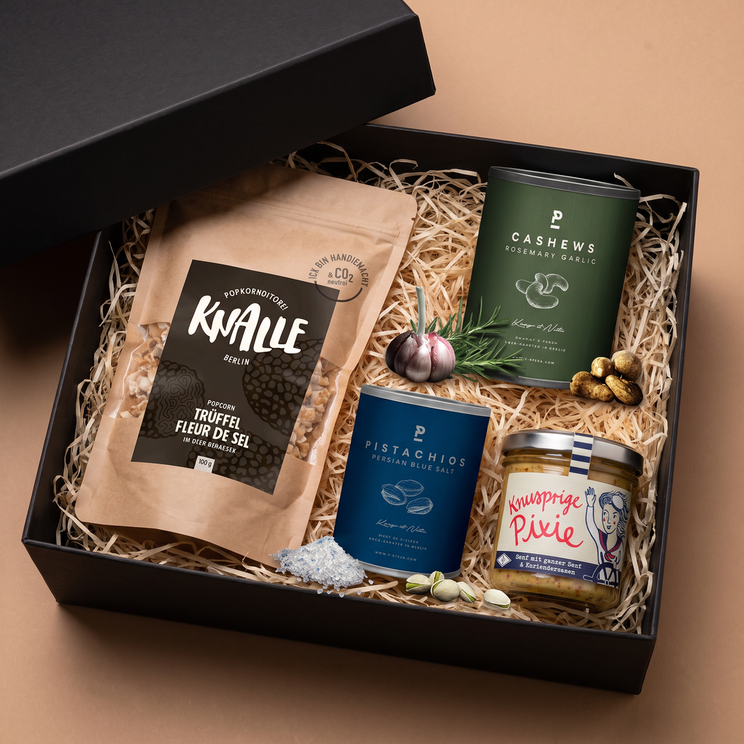 Geschenkbos salzige Snackmomente Feinkost schmitz, eine schwarze Geschenkbox mit Popcorn, Nüssen und Senf