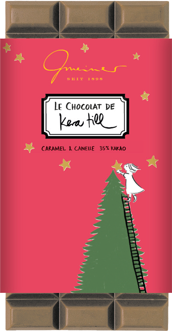 Gmeiner Confiserie Kera Till Stairway to Heaven Schokolade in roter Verpackung mit Weihnachtsbaum, Leiter rechts, Engel setzt Stern auf Spitze.