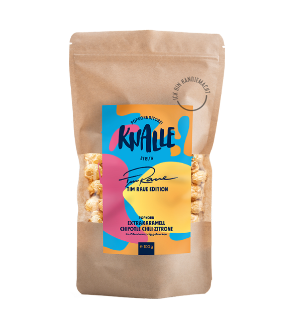 Knalle Popkorn Extrakaramell Chipotle Chilli Zitrone TIM RAUE Edition, hellbraune Tüte mit buntem Label.